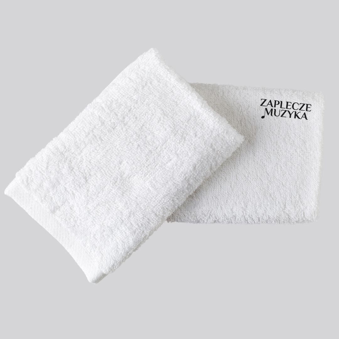 Ręcznik bawełniany z nadrukiem w kolorze białym.